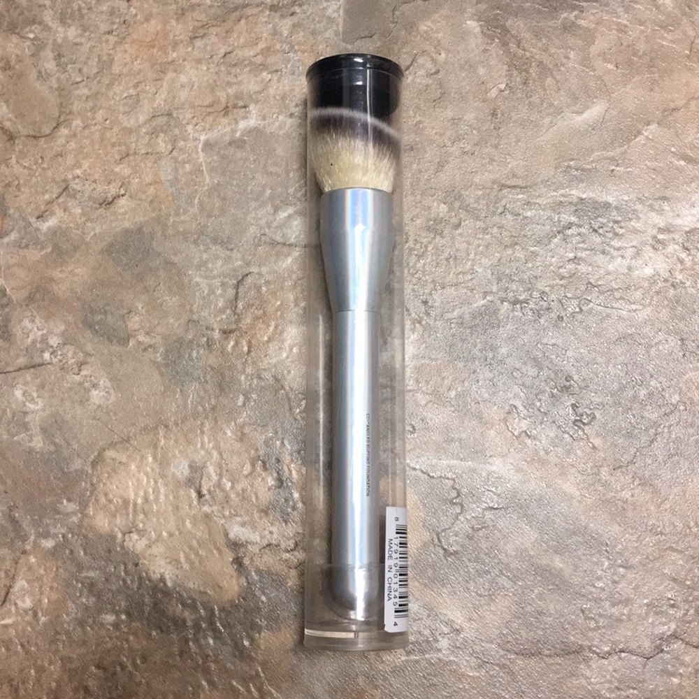 IIT COSMETICS BRUSH - Picture 2 of 2